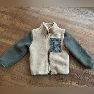 NWT H&M boys faux shearling jacket. Cream and olive green. Size 6-8.
